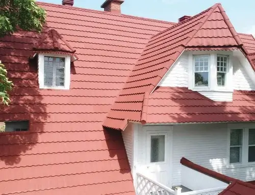 Maison avec un toit de métal rouge