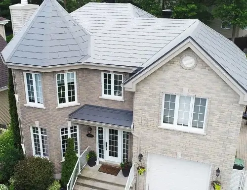 Maison avec un toit de métal gris pâle